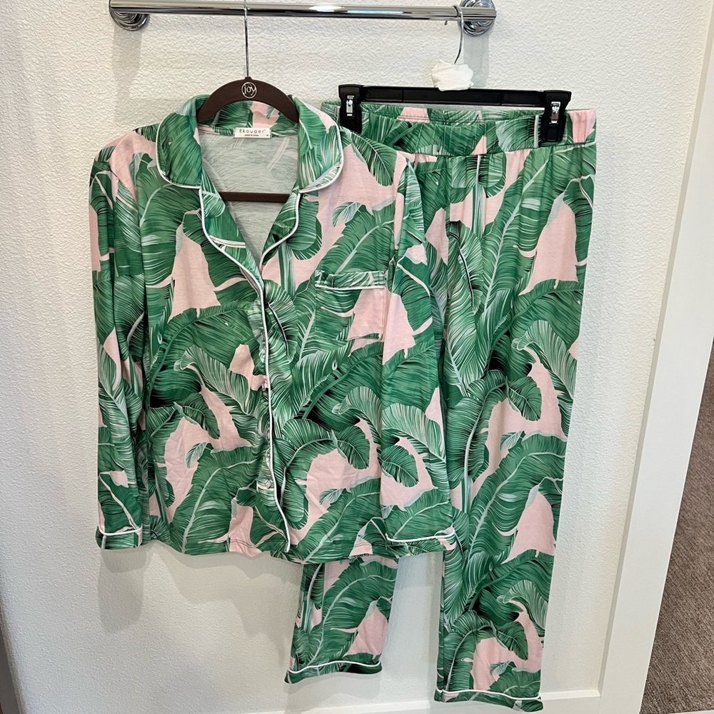 Green Leaf Print Stylish Pajama Set - Picture 2 of 5